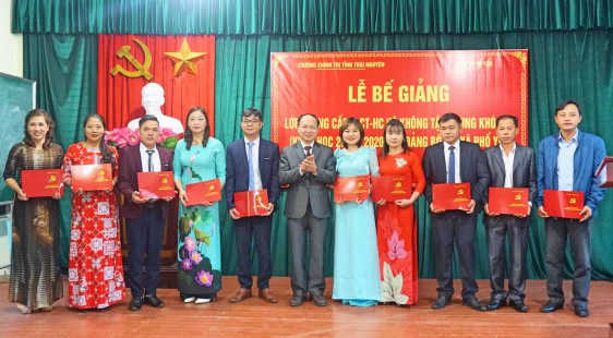 Bế giảng lớp Trung cấp lý luận chính trị - hành chính hệ không tập trung khoá 10 tại thị xã Phổ Yên (khóa học 2019-2020)
