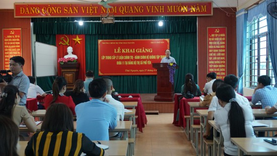 Khai giảng lớp Trung cấp lý luận chính trị - hành chính hệ không tập trung khóa 11 tại  Đảng bộ thị xã Phổ Yên (khóa học 2021 – 2022)