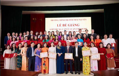 Đại biểu chụp ảnh lưu niệm cùng tập thể lớp Trung cấp LLCT K66