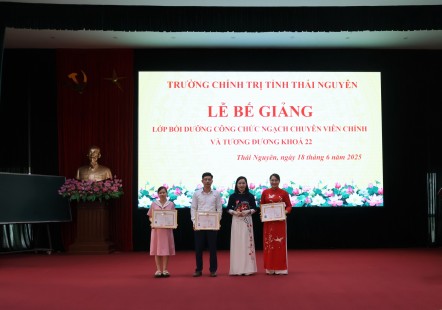 Bế giảng lớp Bồi dưỡng công chức ngạch chuyên viên chính và tương đương khóa 22