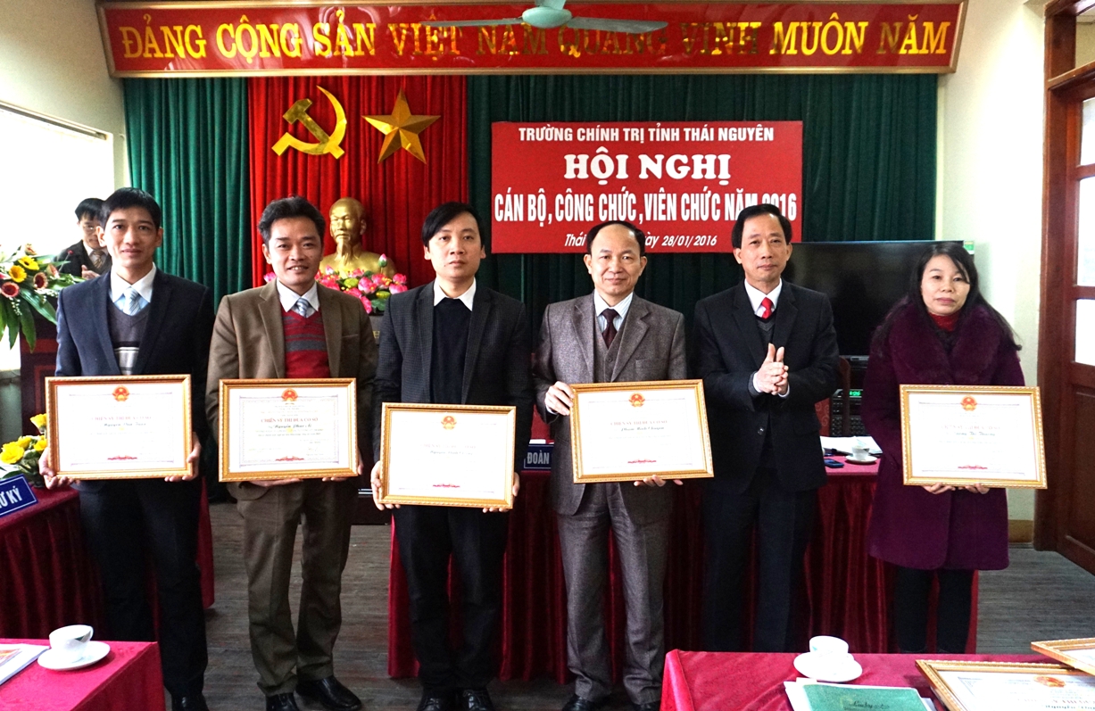 Đ/c Nguyễn Văn Nhâm, UVBCH Đảng bộ tỉnh – Hiệu trưởng trao giấy khen cho các đồng chí có thành tích