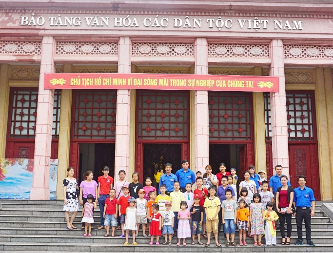 Đoàn viên chi đoàn chụp ảnh cùng các cháu trong chuyến tham quan tại Bảo tàng Văn hóa các dân tộc Việt Nam.