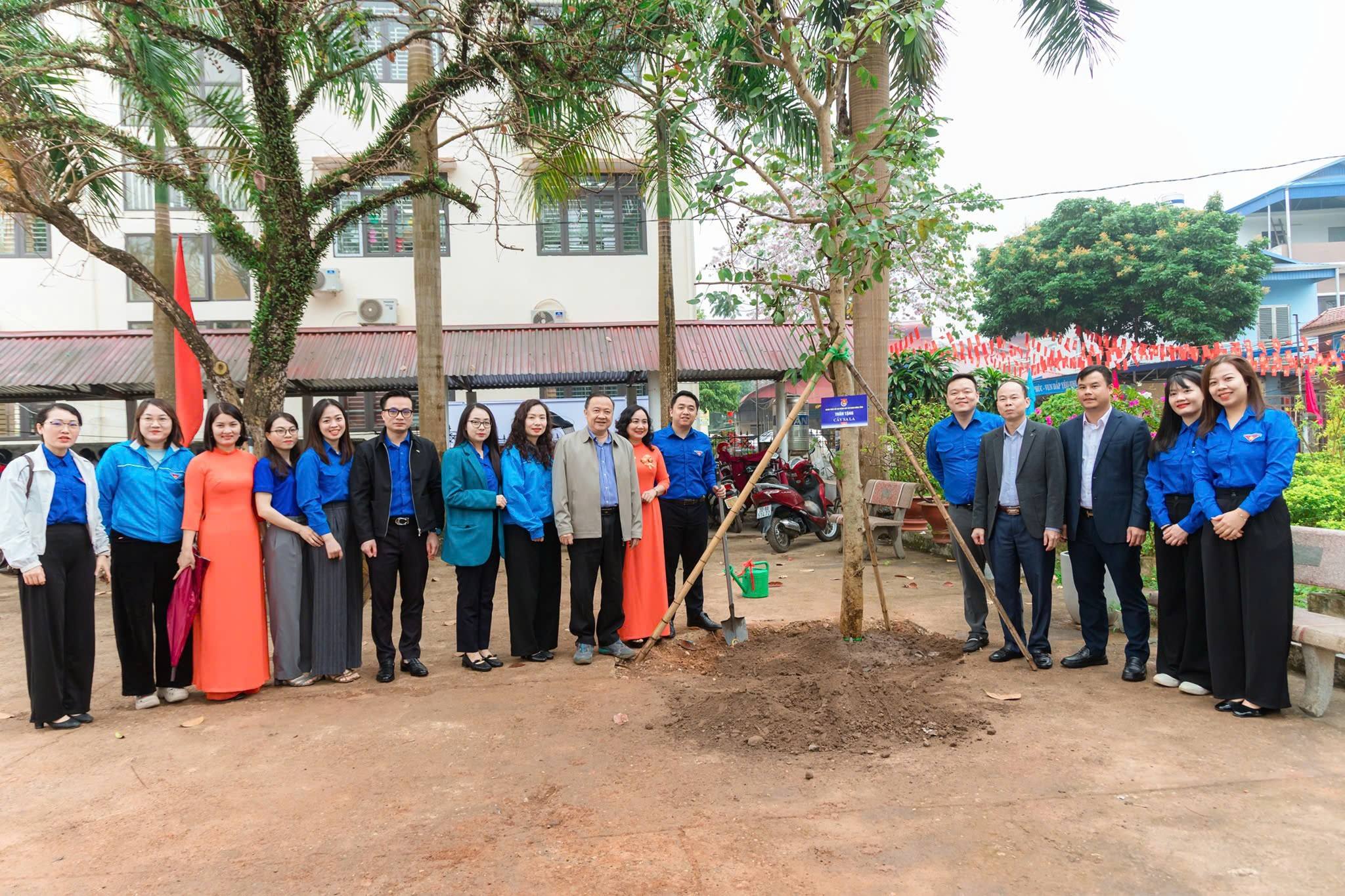 Đoàn CCQ tặng cây