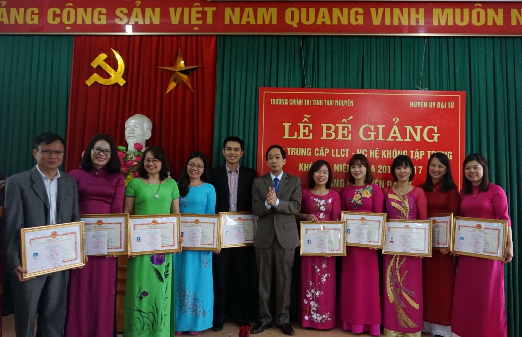 Đồng chí Nguyễn Văn Nhâm, UVBCH Đảng bộ tỉnh, Hiệu trưởng Nhà trường trao bằng, giấy khen và phần thưởng cho các học viên có thành tích xuất sắc trong học tập và rèn luyện