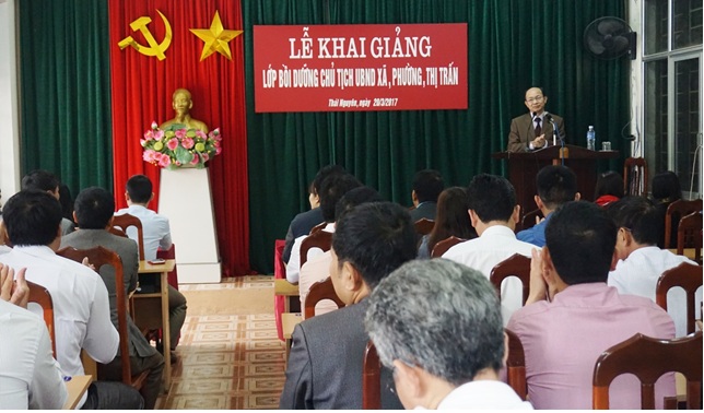 Đồng chí Phạm Minh Chuyên, Phó Hiệu trưởng Nhà trường phát biểu khai giảng lớp học.