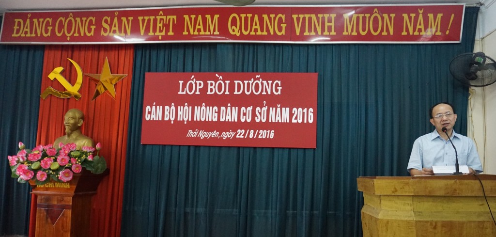 Đồng chí Phạm Minh Chuyên Phó Hiệu trưởng phát biểu khai giảng lớp học 1024x489