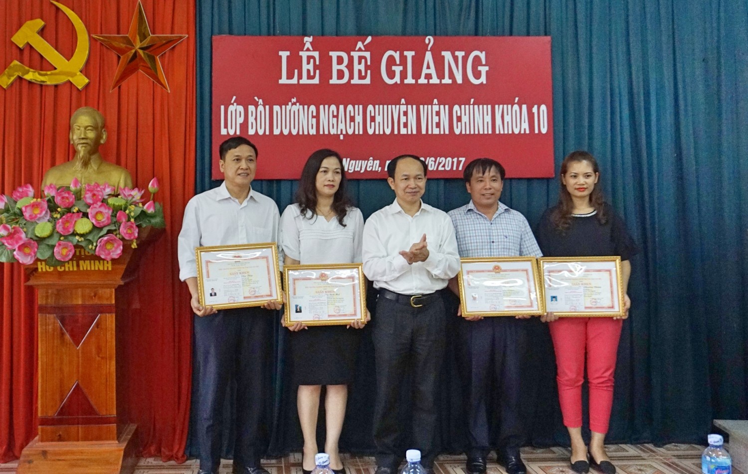 Đồng chí Phạm Minh Chuyên, Phó Hiệu trưởng Nhà trường trao chứng chỉ, giấy khen và phần thưởng cho các học viên có thành tích xuất sắc trong học tập và rèn luyện
