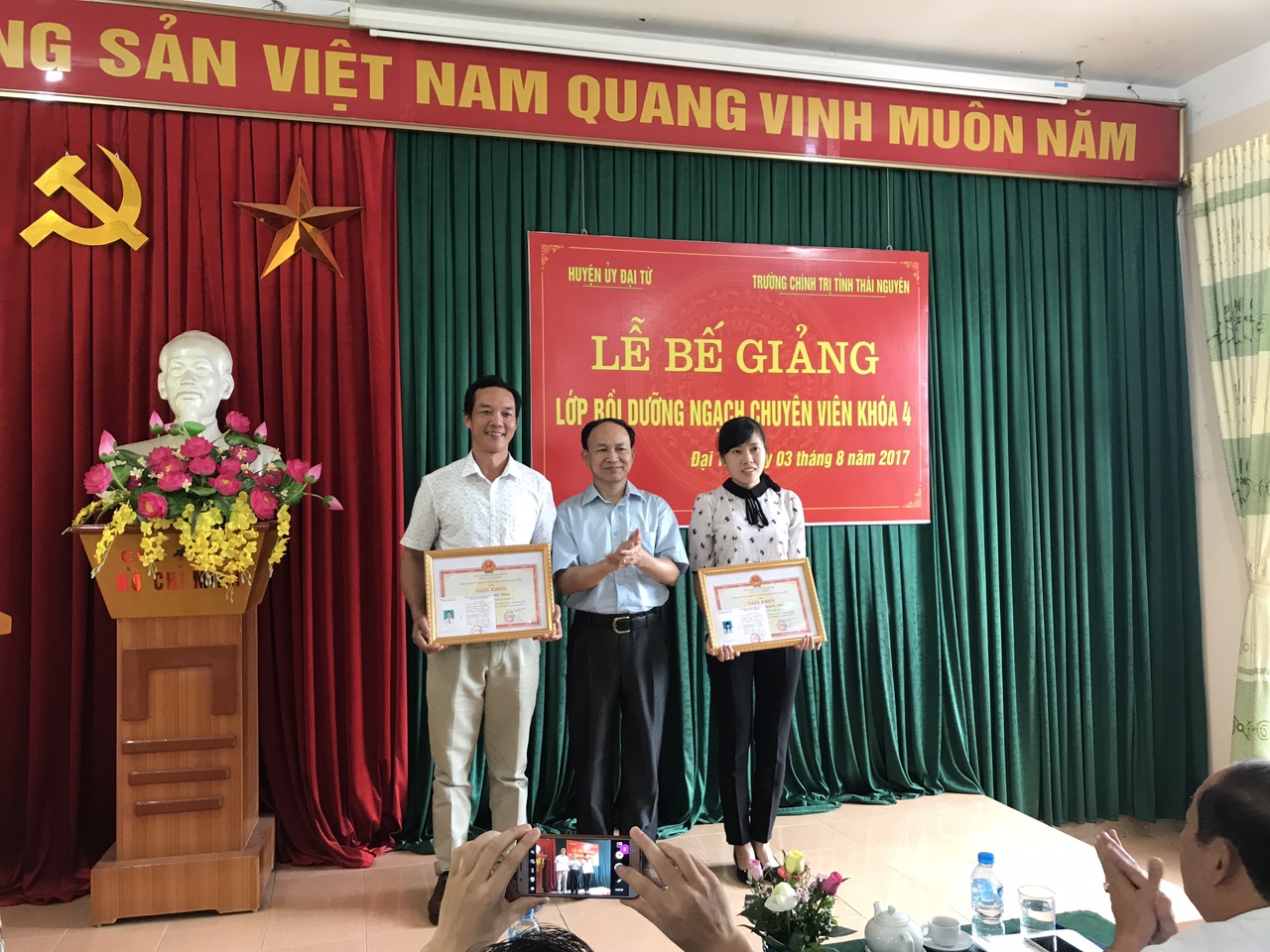 Đồng chí Phạm Minh Chuyên, Phó Hiệu trưởng Nhà trường trao chứng chỉ, giấy khen và phần thưởng cho các học viên có thành tích xuất sắc trong học tập và rèn luyện