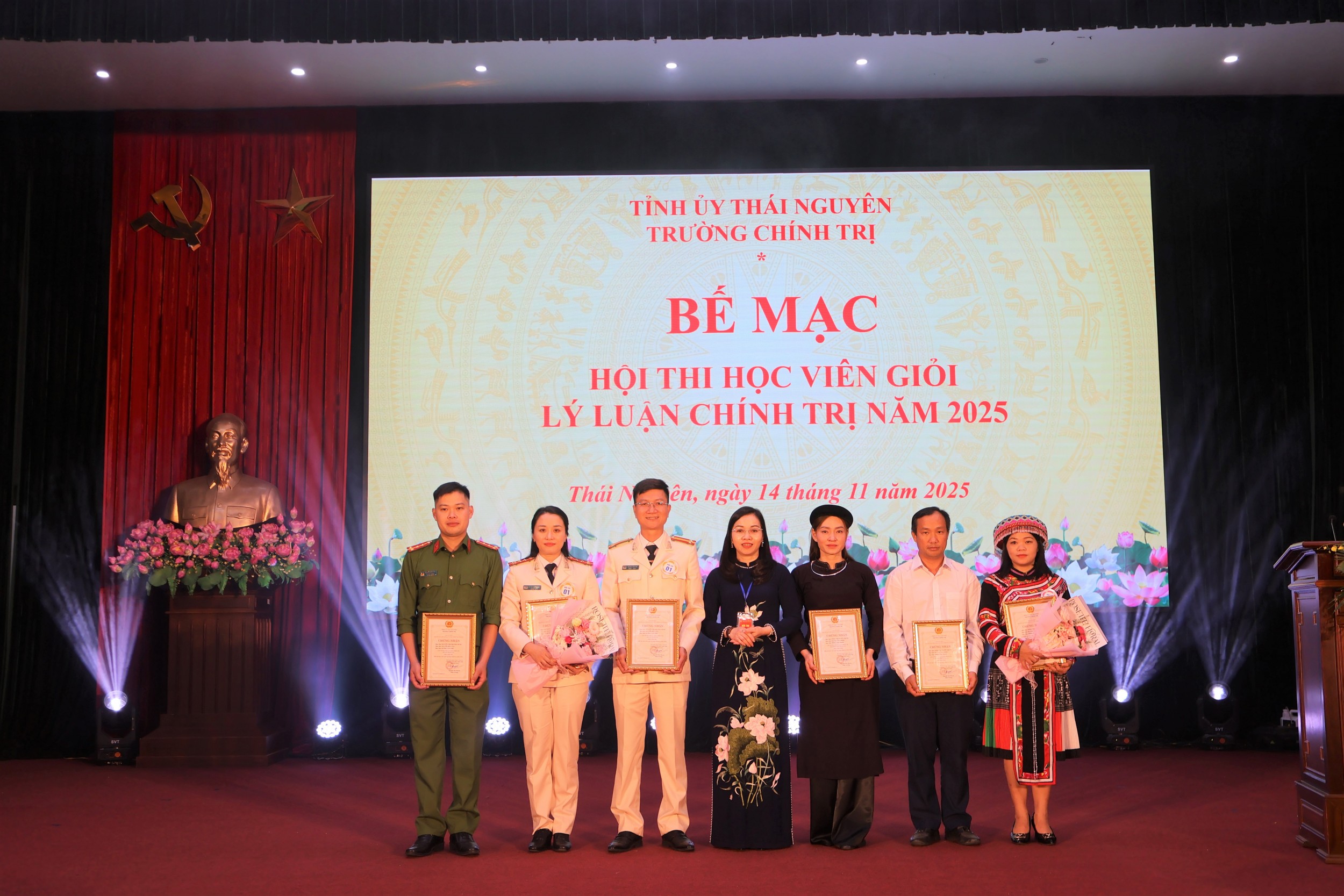 Đc Nguyễn Thu Huyền trao giải Nhất và giải Nhì