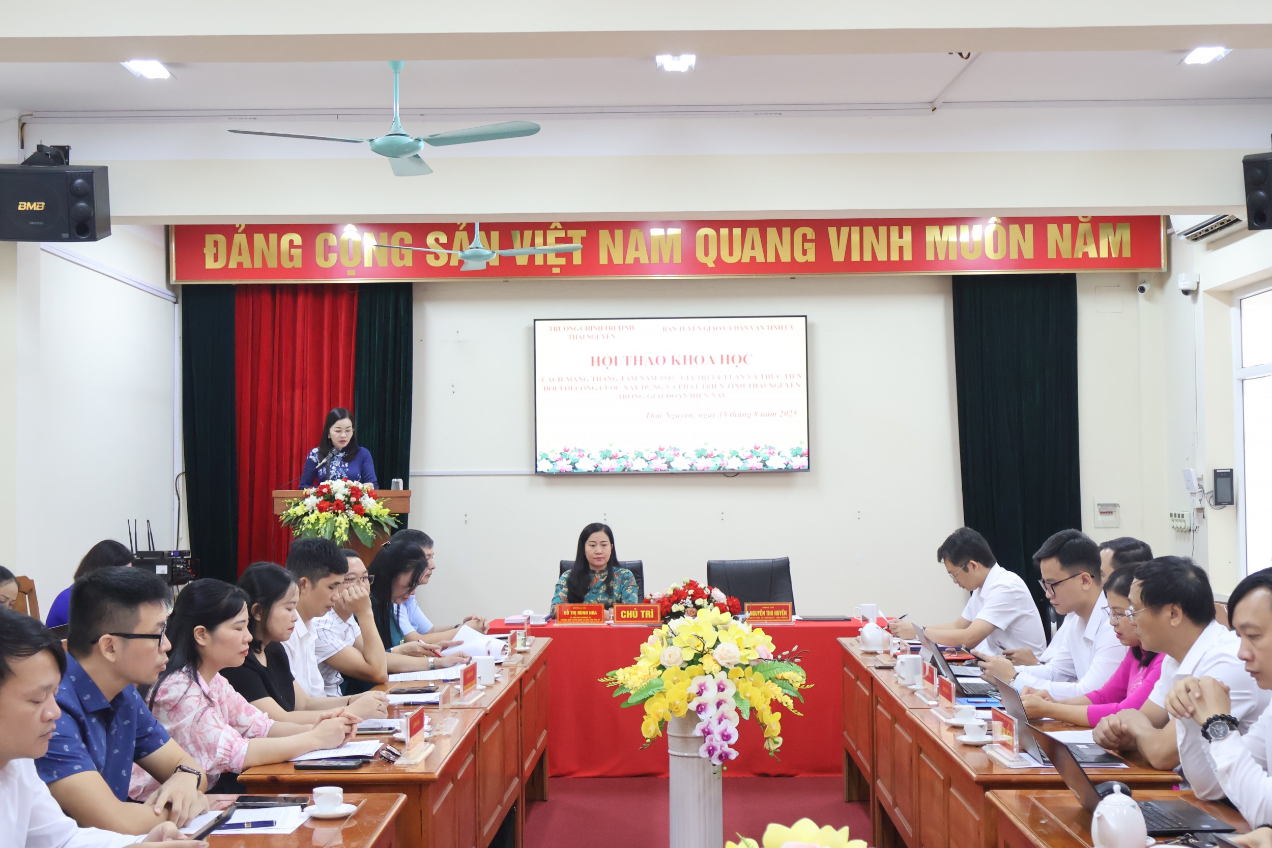 Đồng chí Nguyễn Thu Huyền, Ủy viên BCH Đảng bộ tỉnh, Hiệu trưởng TCT tỉnh Thái Nguyên kết luận Hội thảo