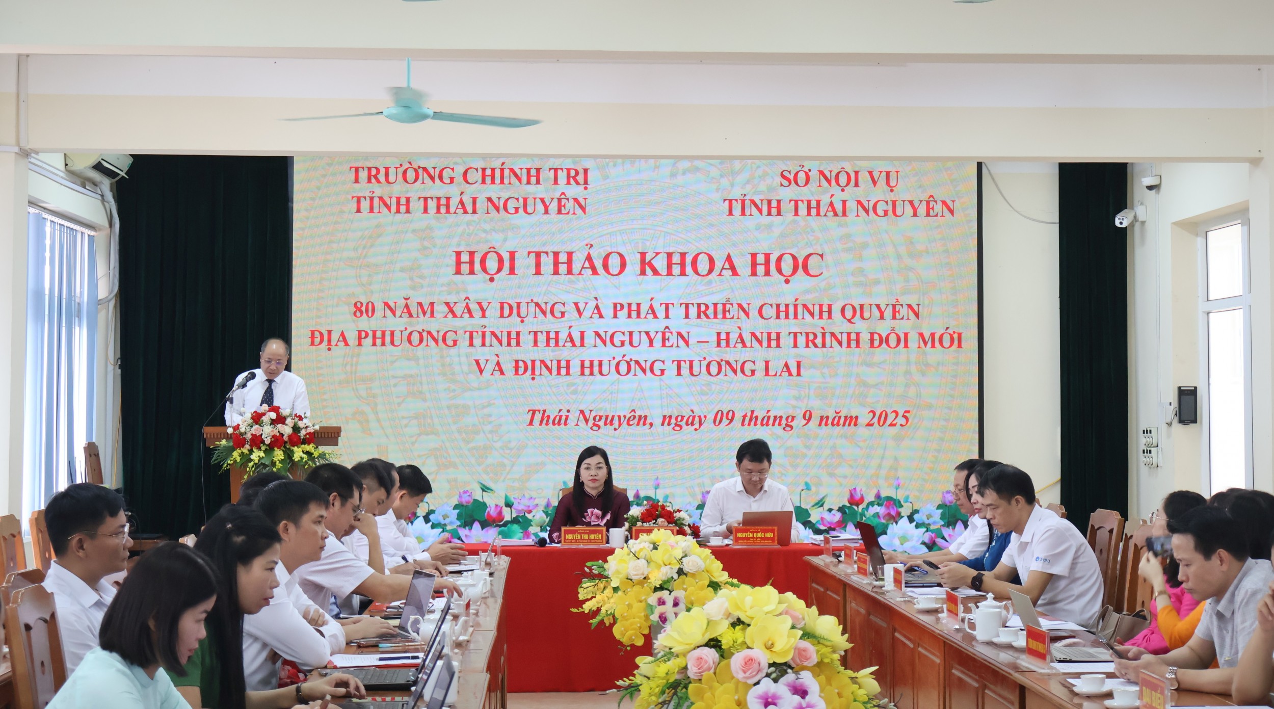 Đc Hứa Tân Hưng, Hiệu trưởng Trường Chính trị tỉnh Lào Cai trình bày tham luận