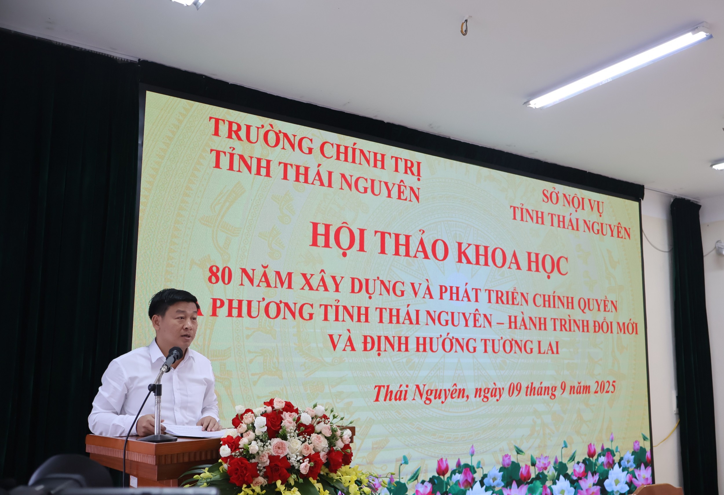 Đc Ngô Thế Hoàn, Tỉnh ủy viên, Trưởng ban Pháp chế, HĐND tỉnh Thái Nguyên trình bày tham luận