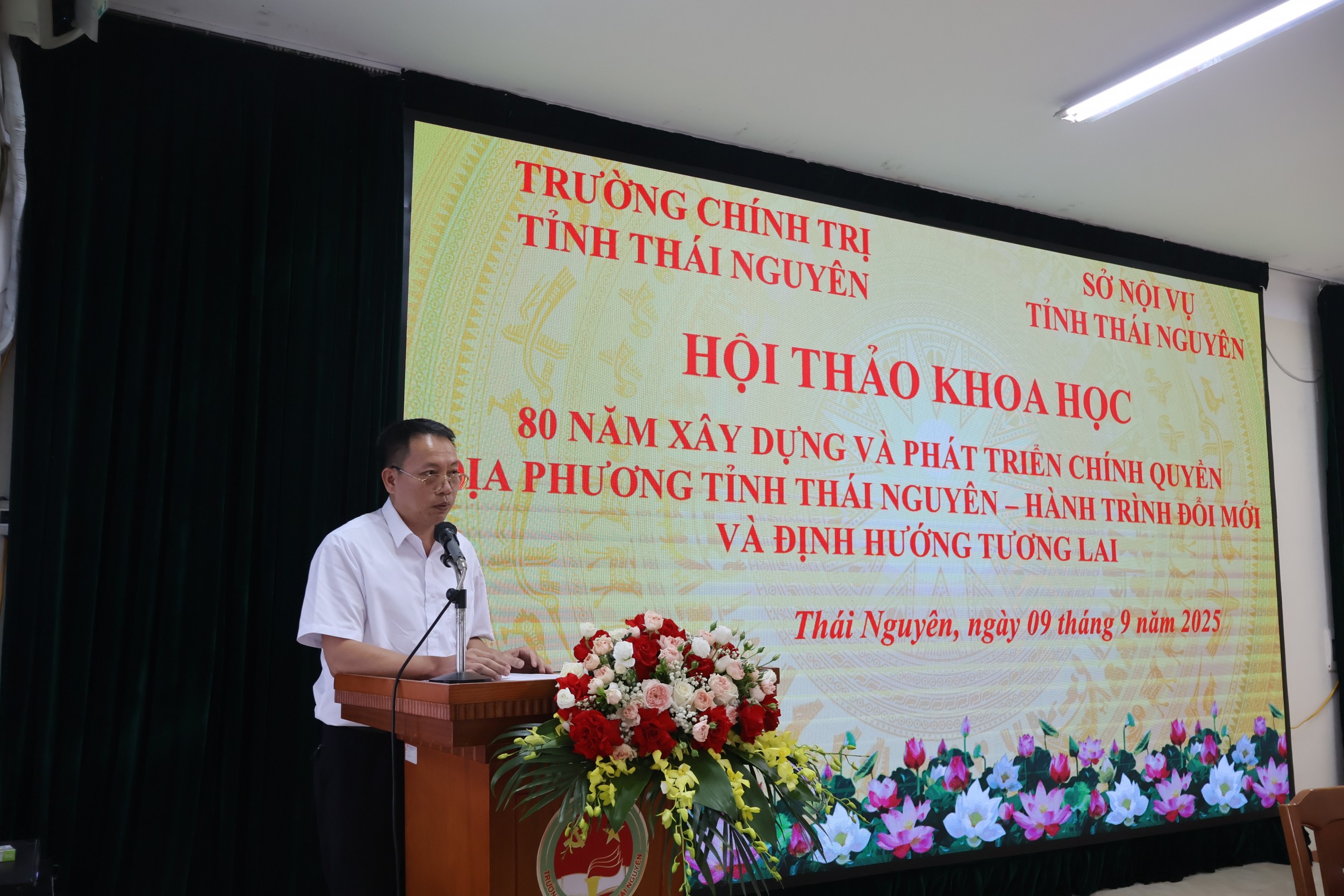 Đc Nguyễn Ngọc Nhã, GVC Viện Nhà nước và pháp luật, HVCTQGHCM trình bày tham luận