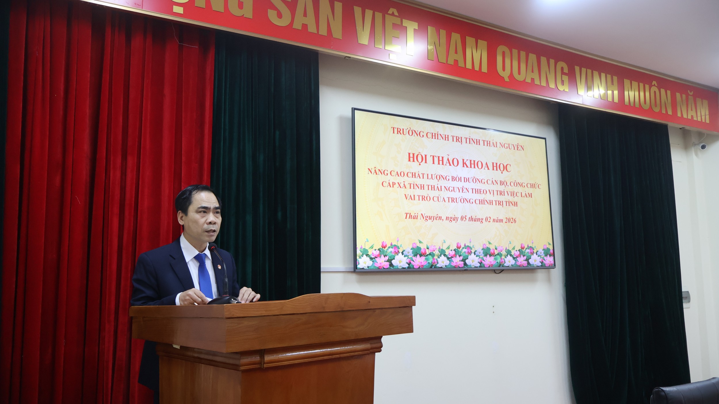 Đồng chí Đỗ Tài, Ủy viên Ban Thường vụ Đảng ủy, Phó Hiệu trưởng phát biểu đề dẫn (2)